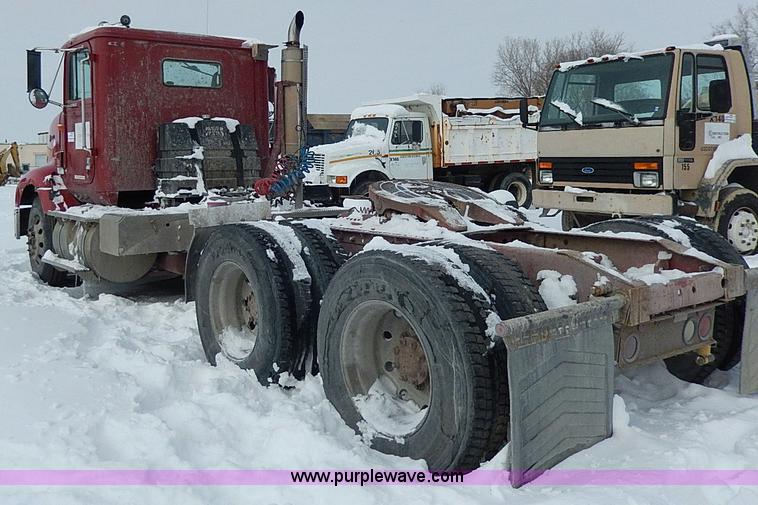 image for item H7796 1993 International 9200 semi truck