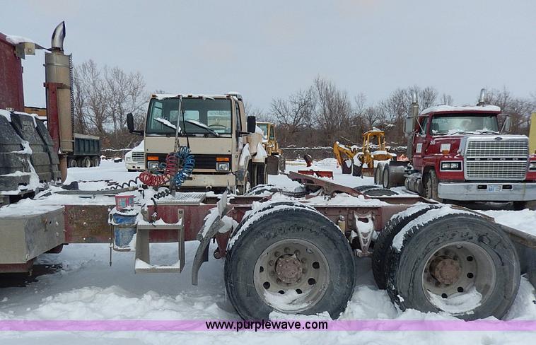 image for item H7796 1993 International 9200 semi truck