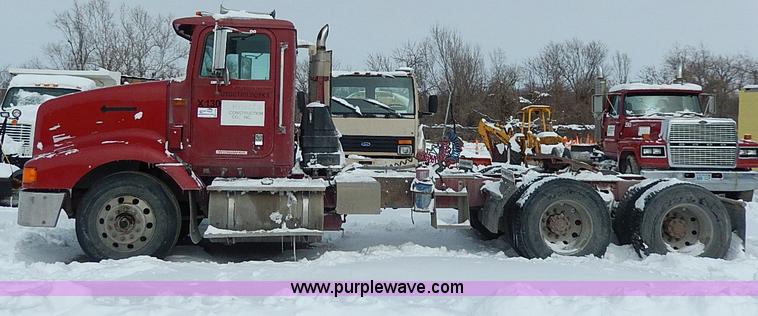 image for item H7796 1993 International 9200 semi truck