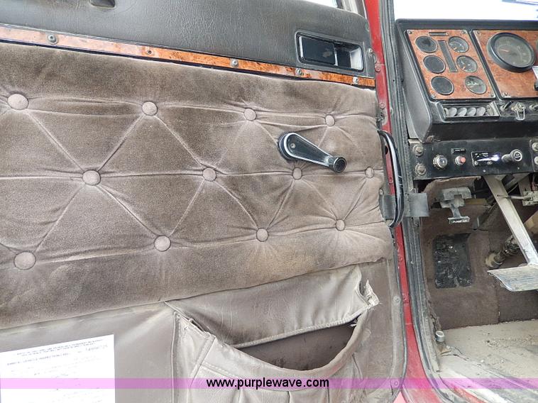 image for item H7796 1993 International 9200 semi truck