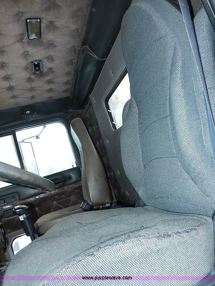 image for item H7796 1993 International 9200 semi truck