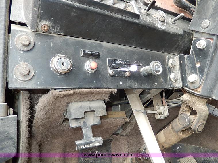 image for item H7796 1993 International 9200 semi truck