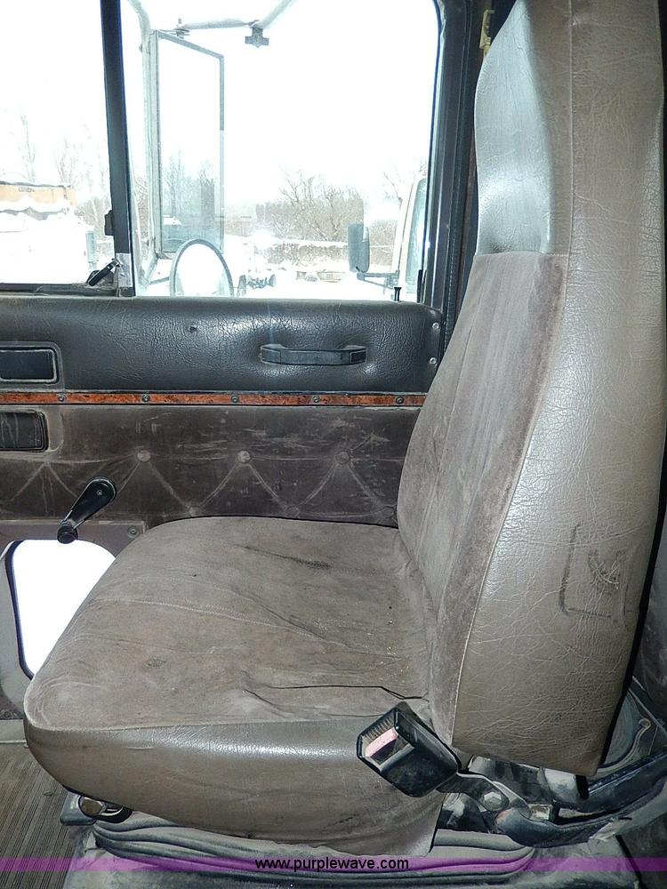 image for item H7796 1993 International 9200 semi truck