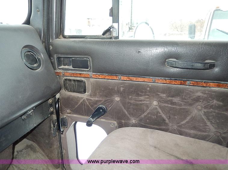 image for item H7796 1993 International 9200 semi truck