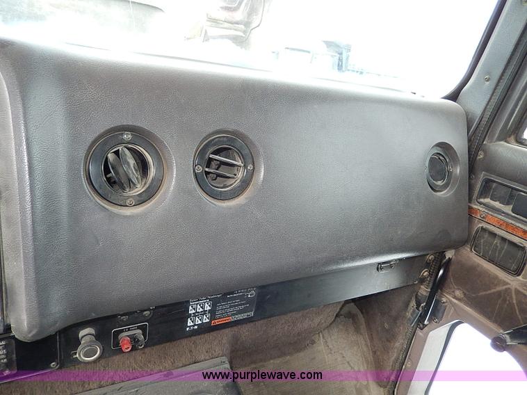 image for item H7796 1993 International 9200 semi truck