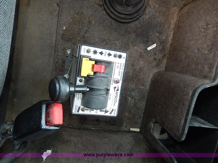 image for item H7796 1993 International 9200 semi truck