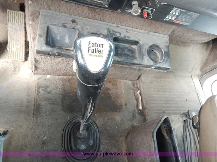 image for item H7796 1993 International 9200 semi truck