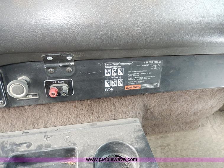 image for item H7796 1993 International 9200 semi truck