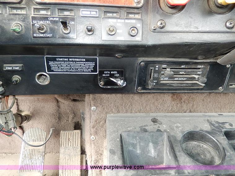 image for item H7796 1993 International 9200 semi truck