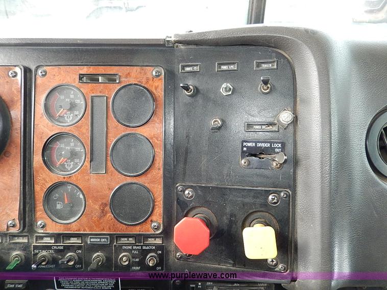 image for item H7796 1993 International 9200 semi truck