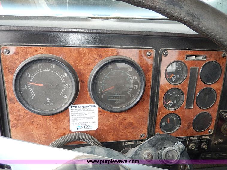 image for item H7796 1993 International 9200 semi truck