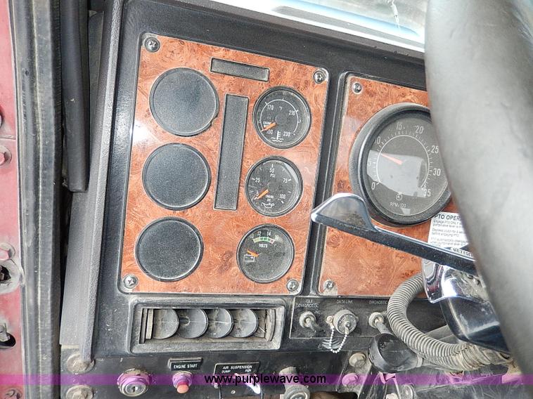 image for item H7796 1993 International 9200 semi truck