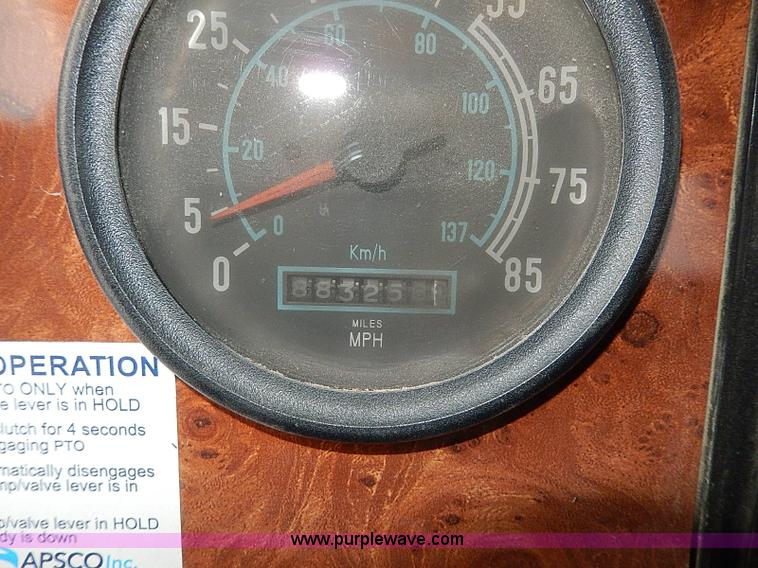 image for item H7796 1993 International 9200 semi truck