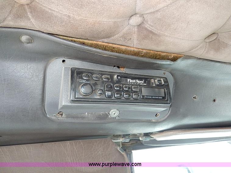 image for item H7796 1993 International 9200 semi truck