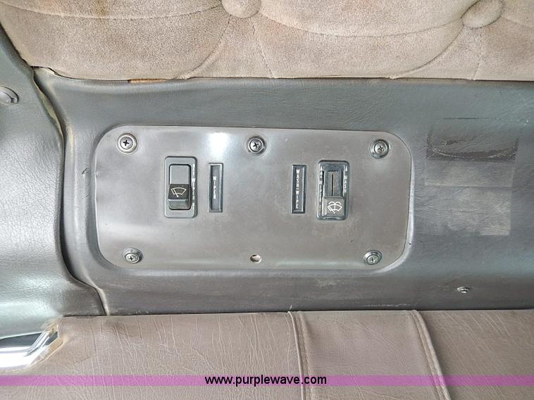 image for item H7796 1993 International 9200 semi truck