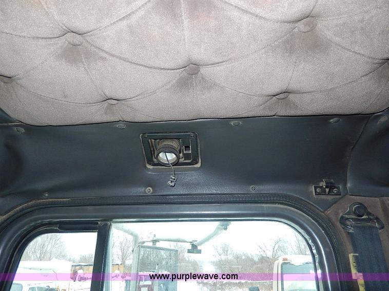 image for item H7796 1993 International 9200 semi truck