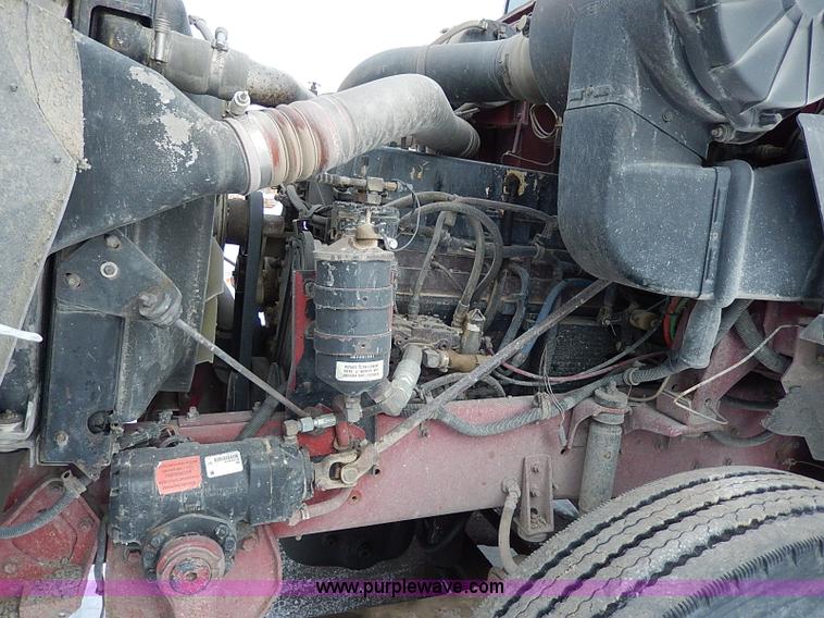 image for item H7796 1993 International 9200 semi truck