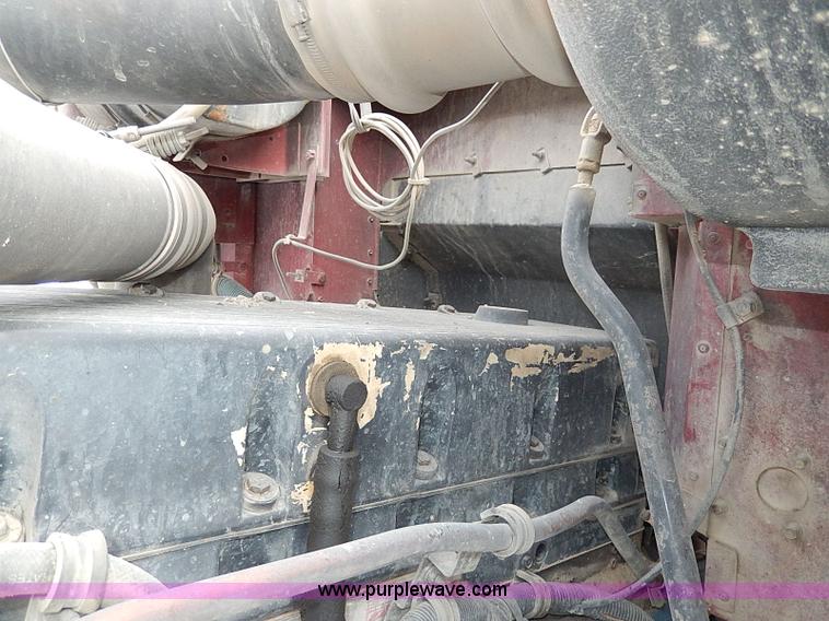 image for item H7796 1993 International 9200 semi truck