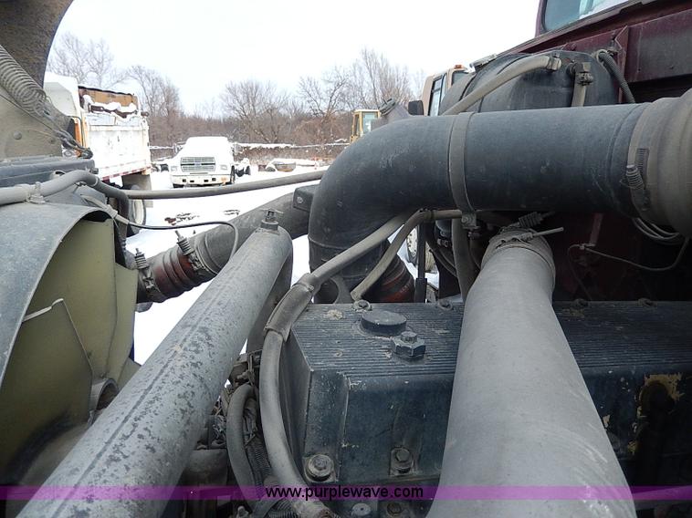 image for item H7796 1993 International 9200 semi truck