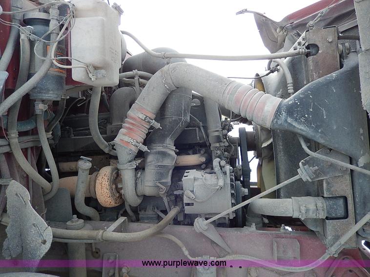 image for item H7796 1993 International 9200 semi truck