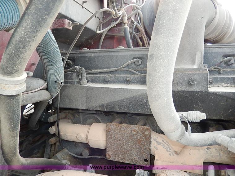 image for item H7796 1993 International 9200 semi truck