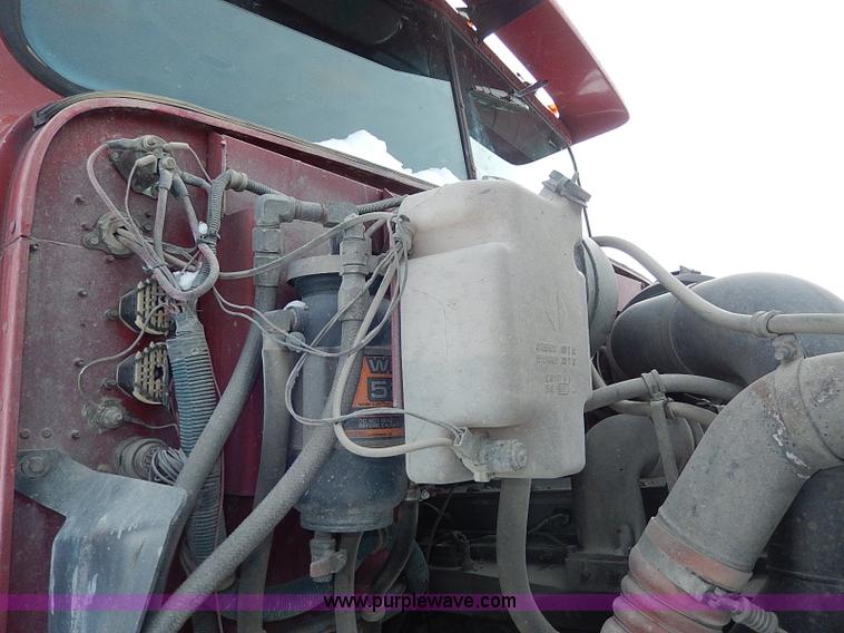 image for item H7796 1993 International 9200 semi truck