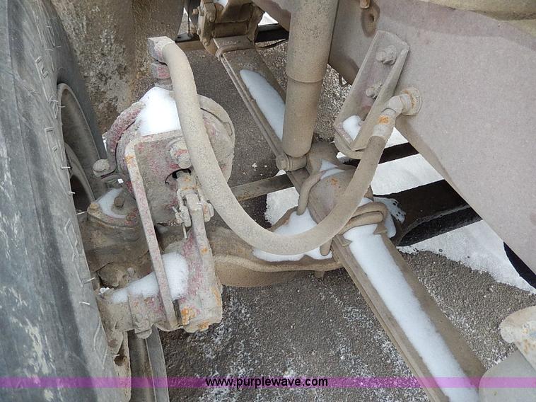 image for item H7796 1993 International 9200 semi truck