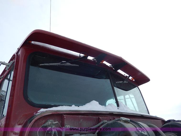 image for item H7796 1993 International 9200 semi truck