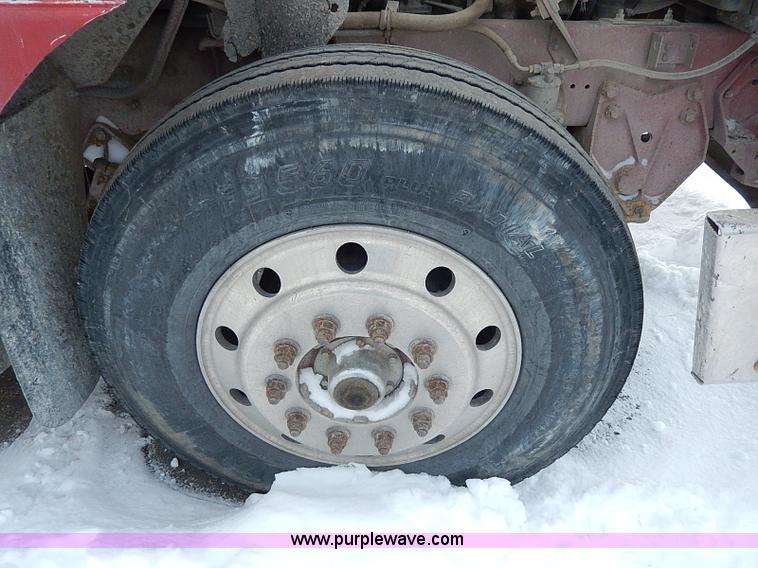 image for item H7796 1993 International 9200 semi truck