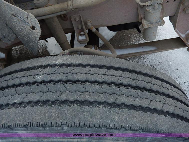 image for item H7796 1993 International 9200 semi truck