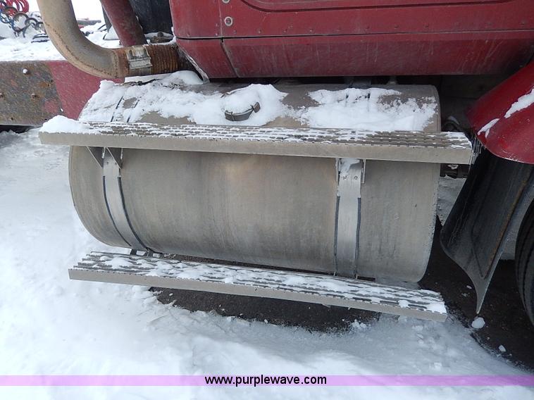 image for item H7796 1993 International 9200 semi truck