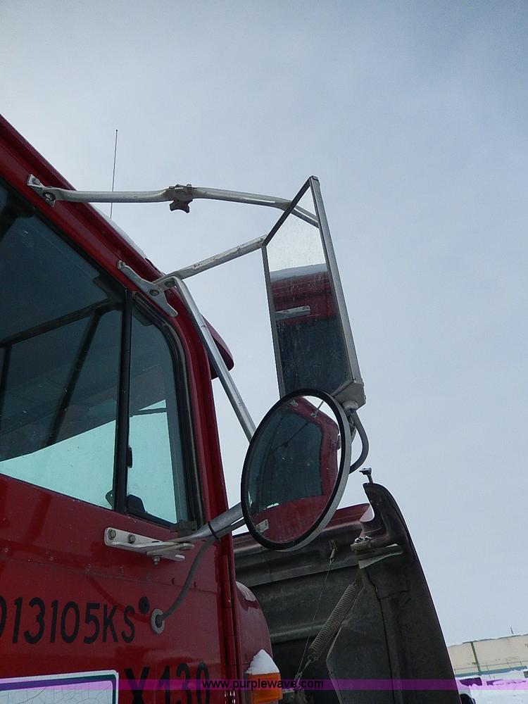 image for item H7796 1993 International 9200 semi truck