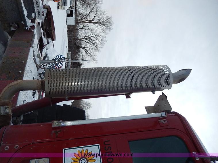 image for item H7796 1993 International 9200 semi truck