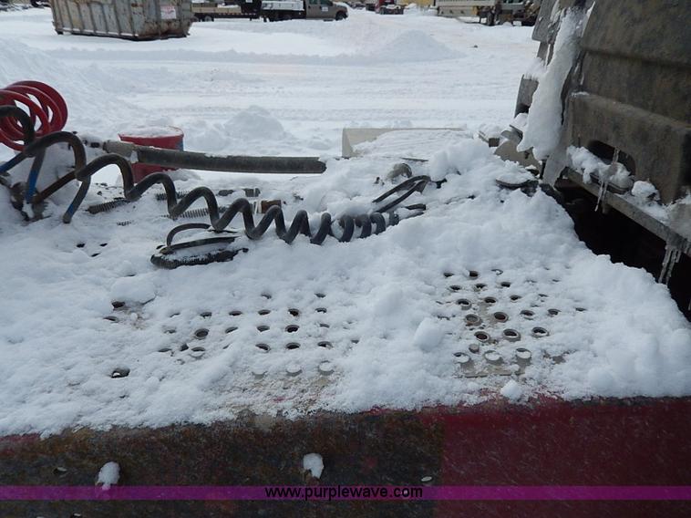 image for item H7796 1993 International 9200 semi truck