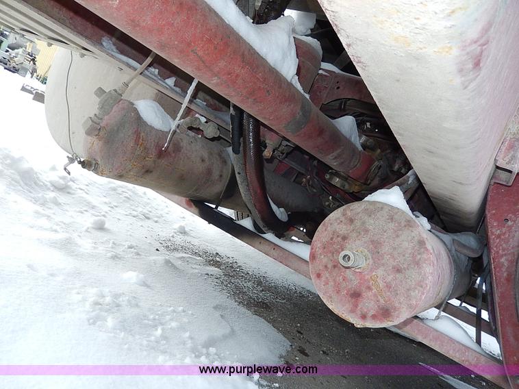 image for item H7796 1993 International 9200 semi truck