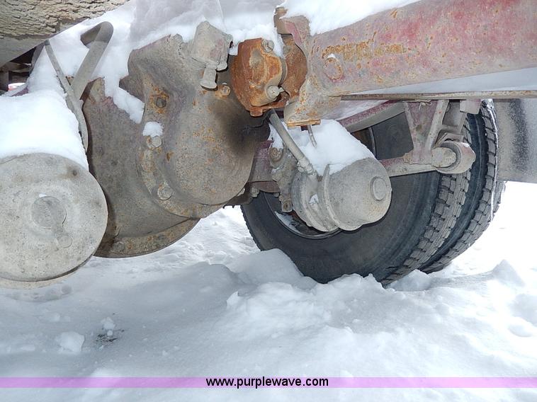 image for item H7796 1993 International 9200 semi truck