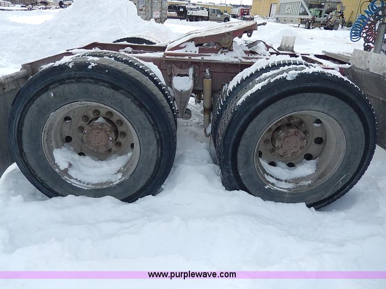 image for item H7796 1993 International 9200 semi truck