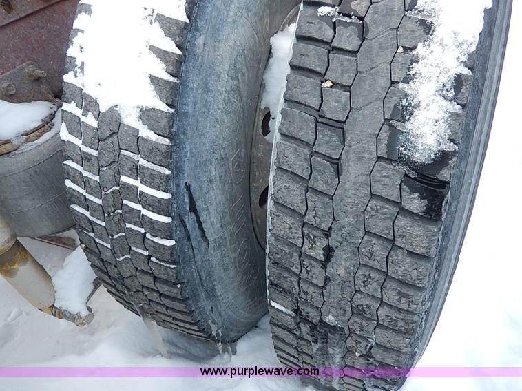 image for item H7796 1993 International 9200 semi truck