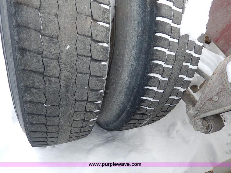 image for item H7796 1993 International 9200 semi truck