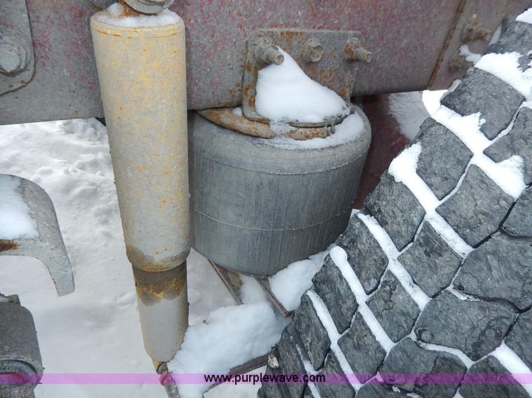 image for item H7796 1993 International 9200 semi truck