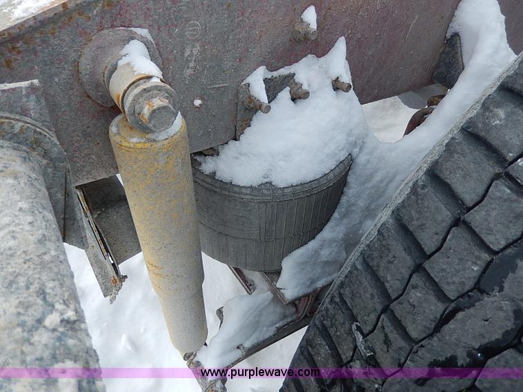 image for item H7796 1993 International 9200 semi truck