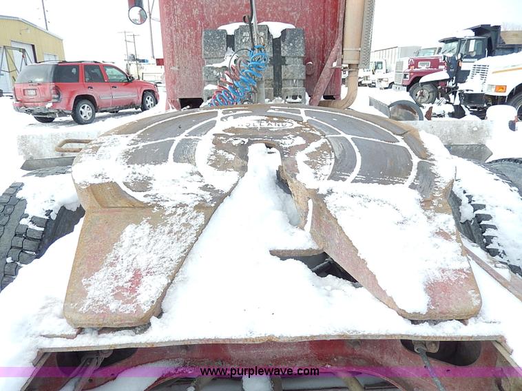 image for item H7796 1993 International 9200 semi truck