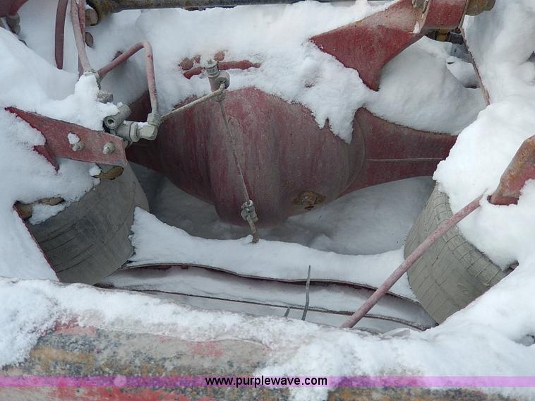 image for item H7796 1993 International 9200 semi truck