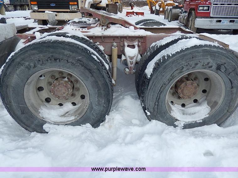 image for item H7796 1993 International 9200 semi truck