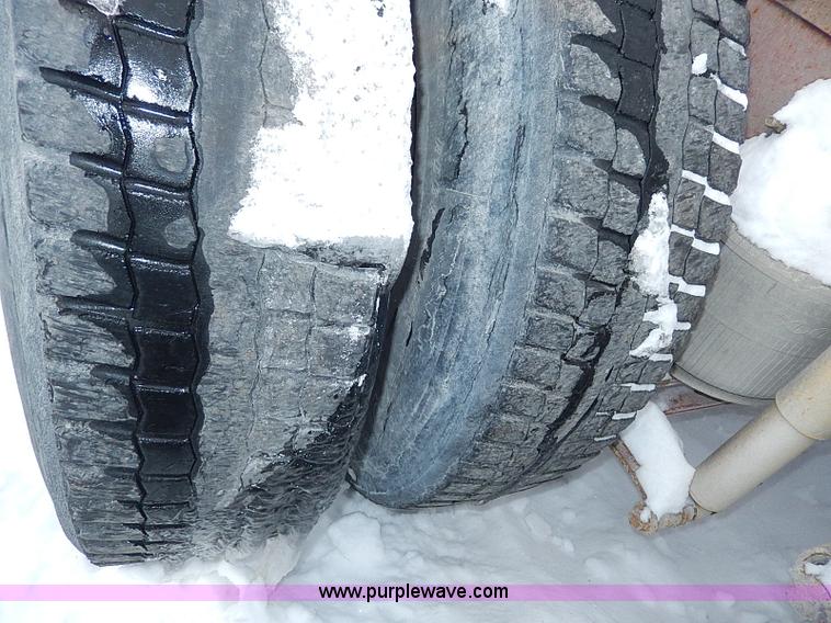 image for item H7796 1993 International 9200 semi truck