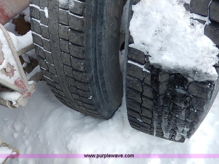 image for item H7796 1993 International 9200 semi truck