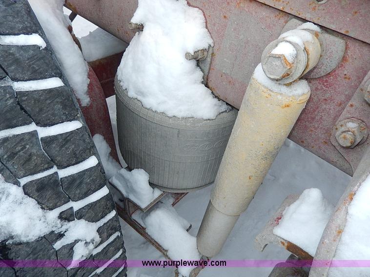 image for item H7796 1993 International 9200 semi truck