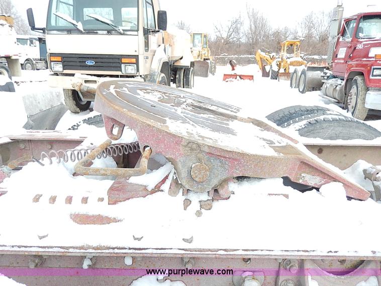 image for item H7796 1993 International 9200 semi truck