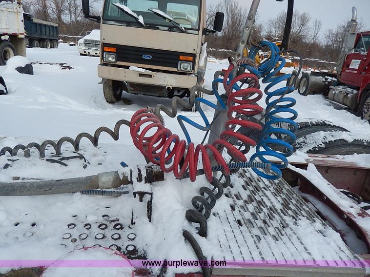 image for item H7796 1993 International 9200 semi truck