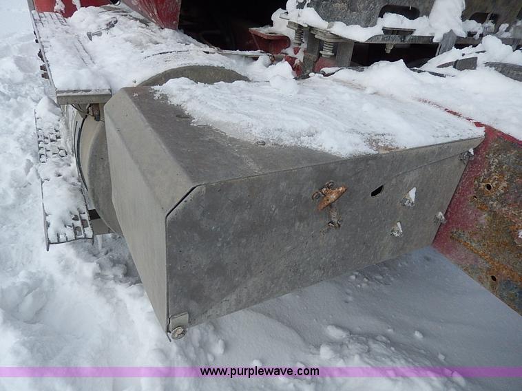 image for item H7796 1993 International 9200 semi truck